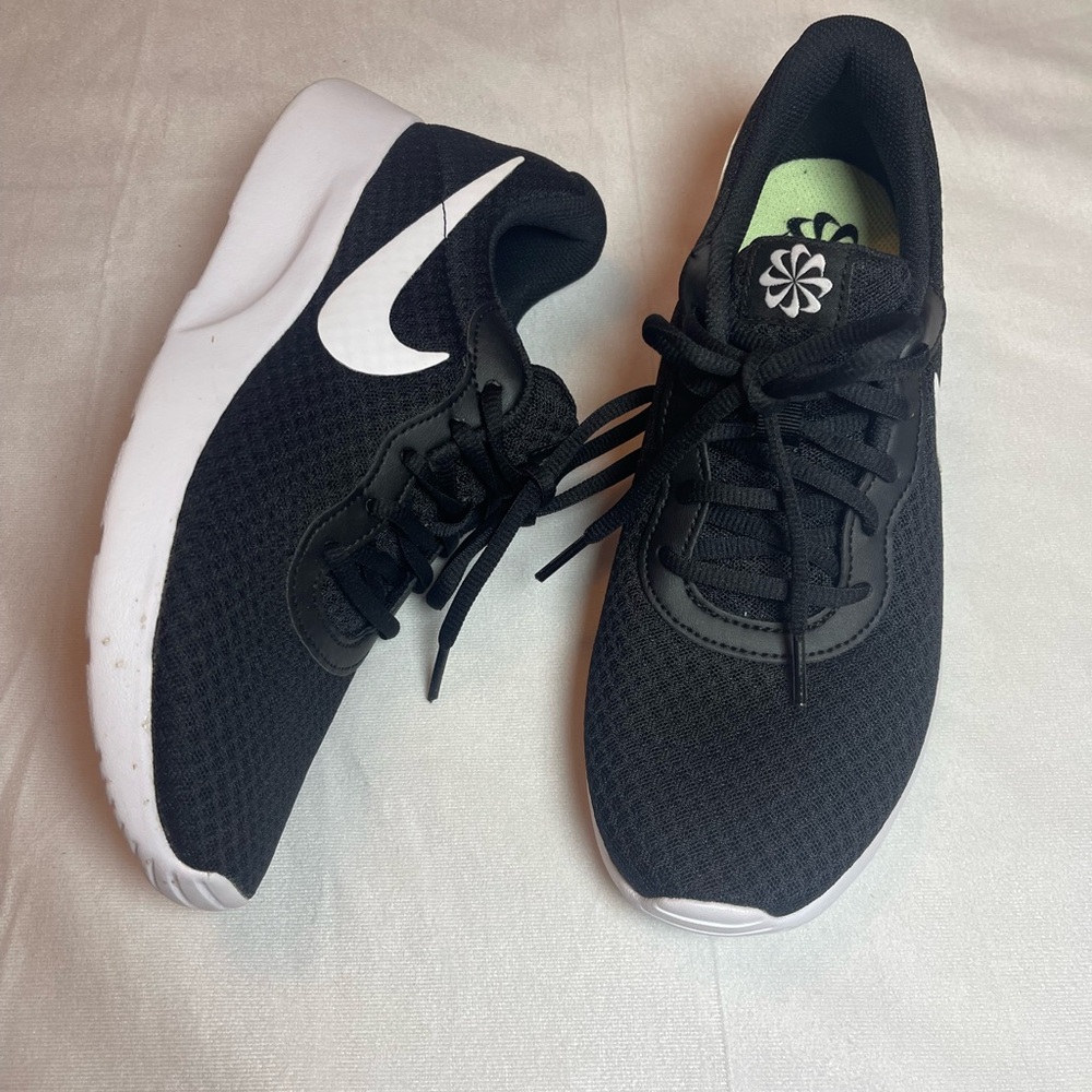 Nike Women’s Black and White Women's Sneakers New Size: 9